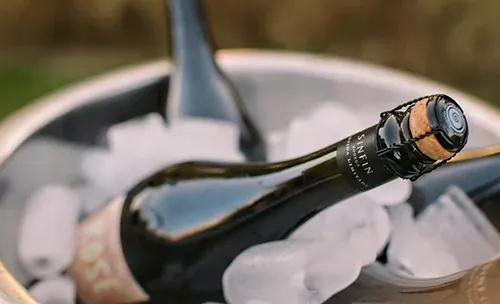 Botellas de espumante SinFin enfriándose en una frapera con hielo