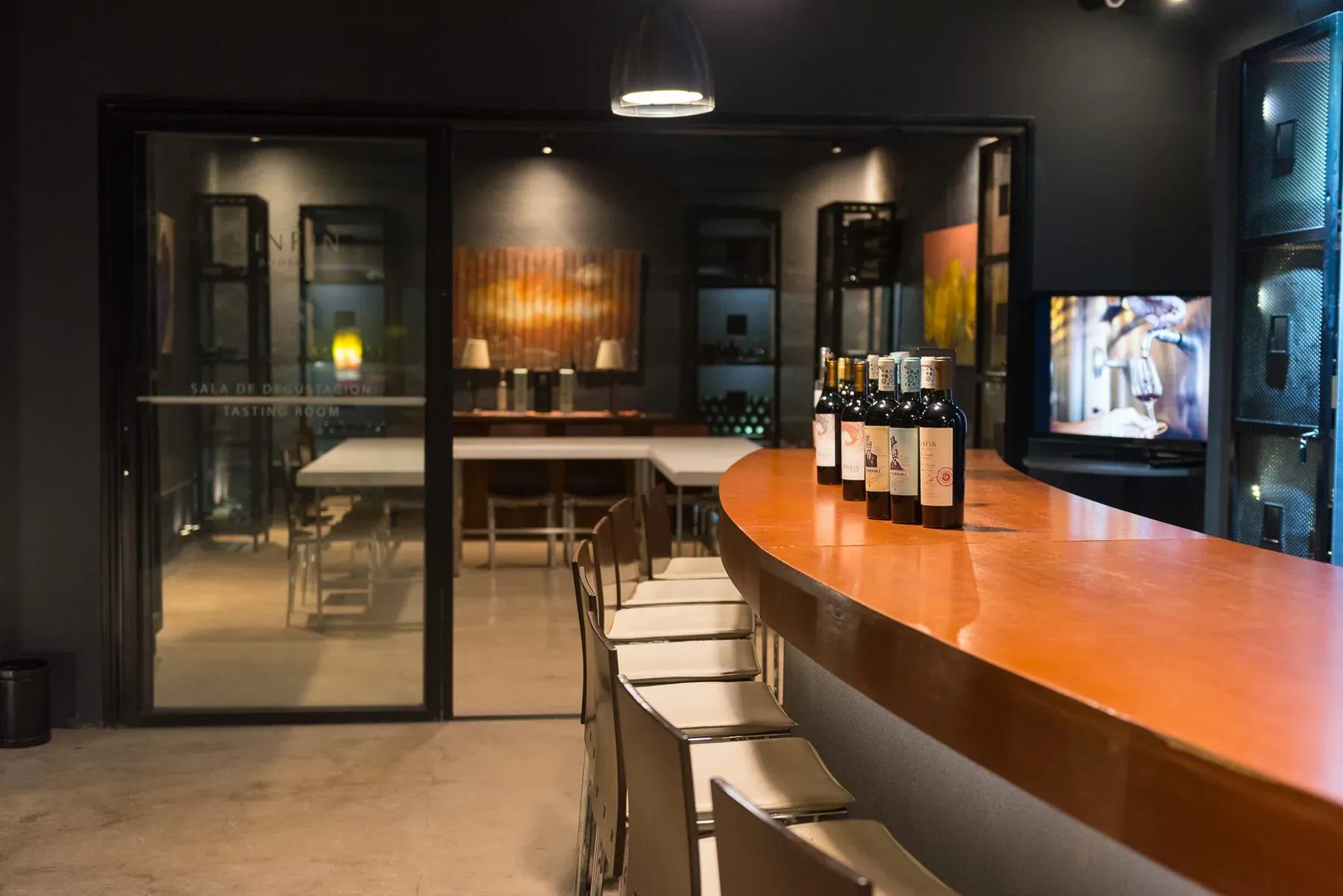 Barra de la sala de degustación con botellas SinFin sobre la mesada